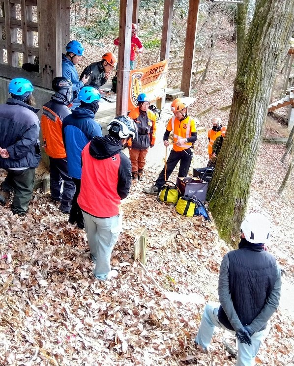 クライミングシステムを再確認する近藤さんと、参加者