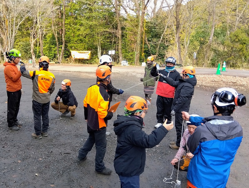 プーリーや水入りペットボトルでリギング体験する参加者