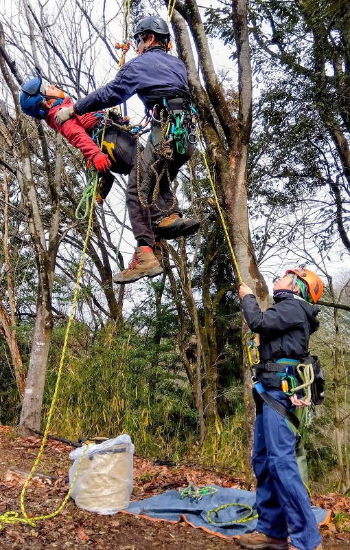 繰り返し練習でレスキュー方法を会得する参加者