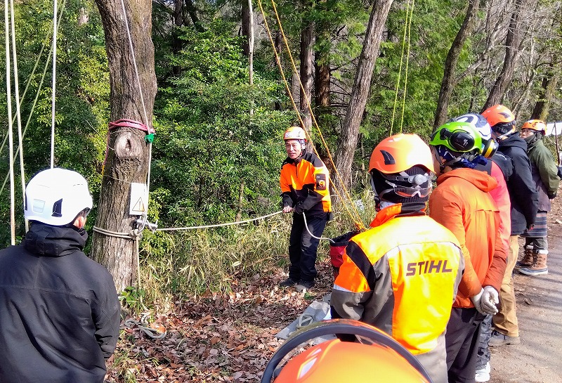 リギング操作をデモする近藤トレーナー