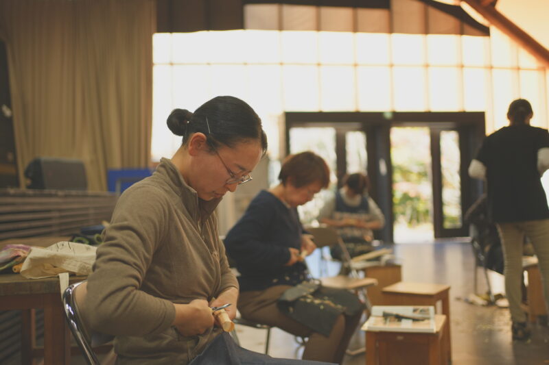 ナイフで材を削る参加者