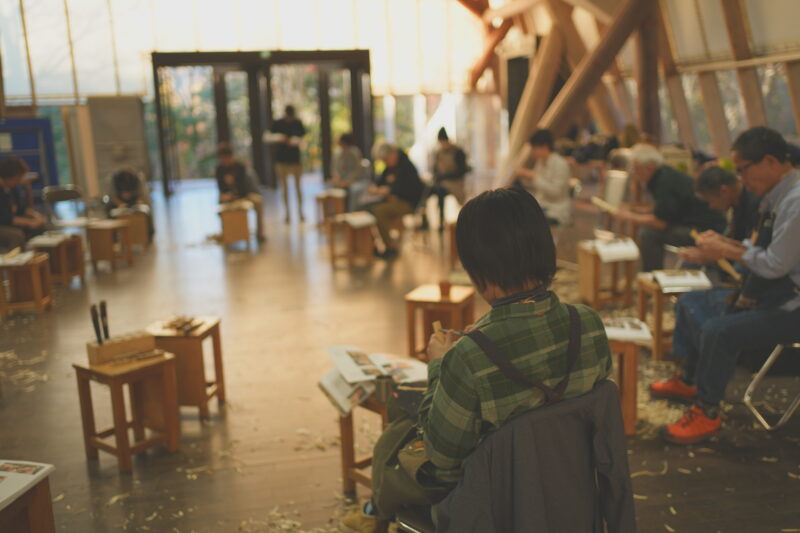 集中して削る参加者たち