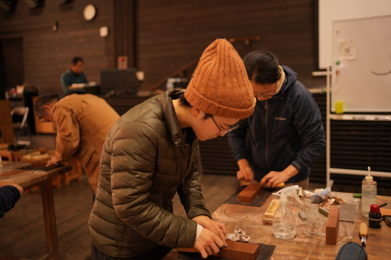 各自砥石で研ぎ続ける様子