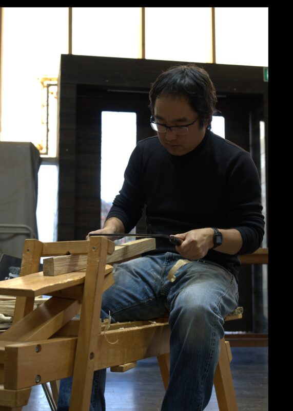 椅子の脚をひたすら棒状に削る作業