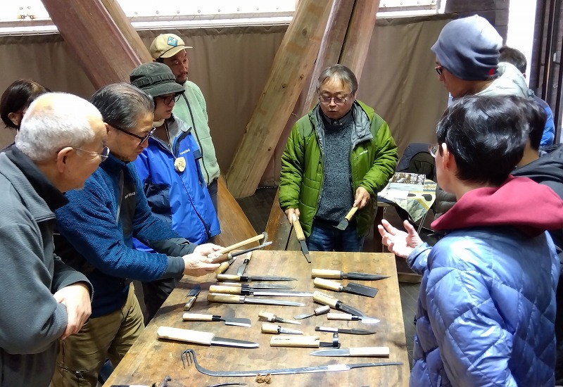 海で利用される道具の使い方を説明する鹿熊さん