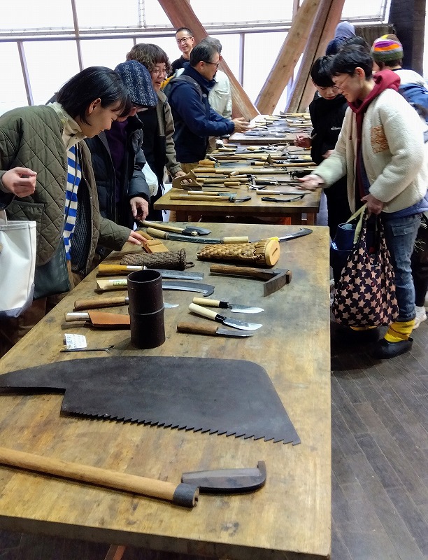 講座終了後も熱心に道具を確認する参加者