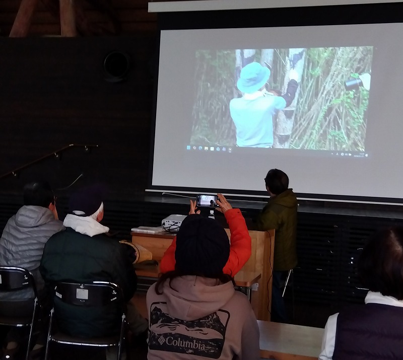 漆掻きについて説明する鹿熊さん