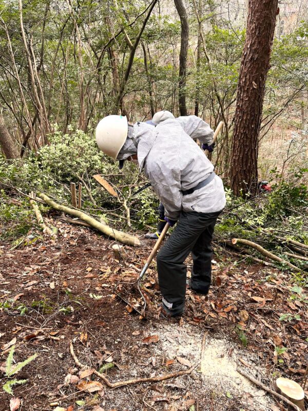 地掻き処理する参加者