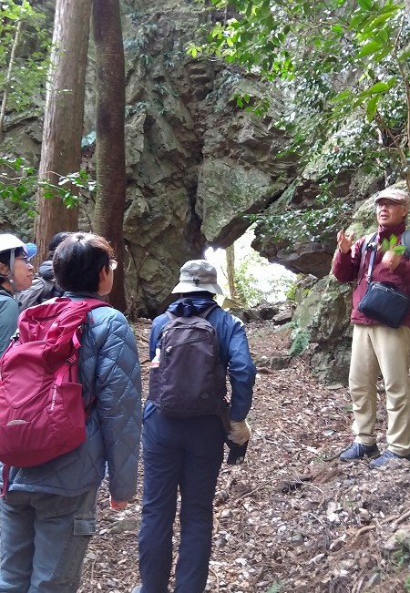 岩石地の危険予知について説明する小原さん