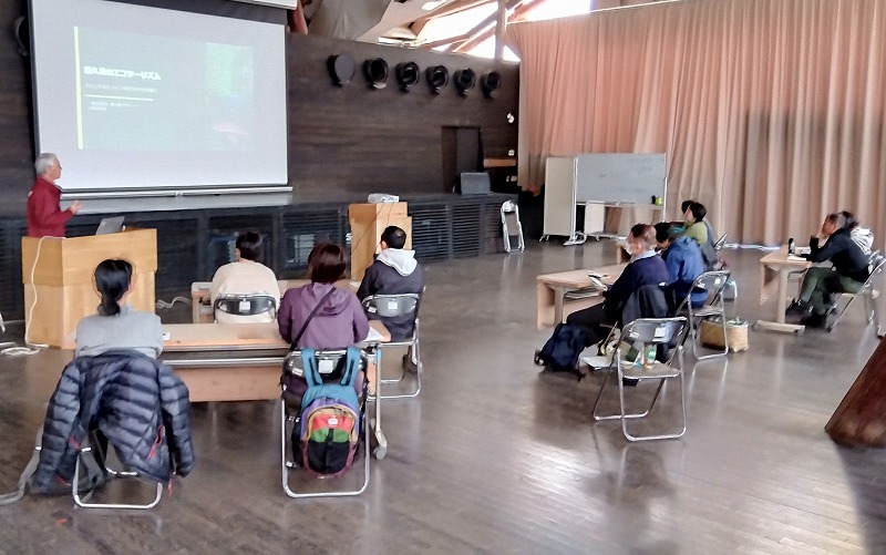 「過去と未来をつなぐ持続可能な自然観察」について説明する小原さん