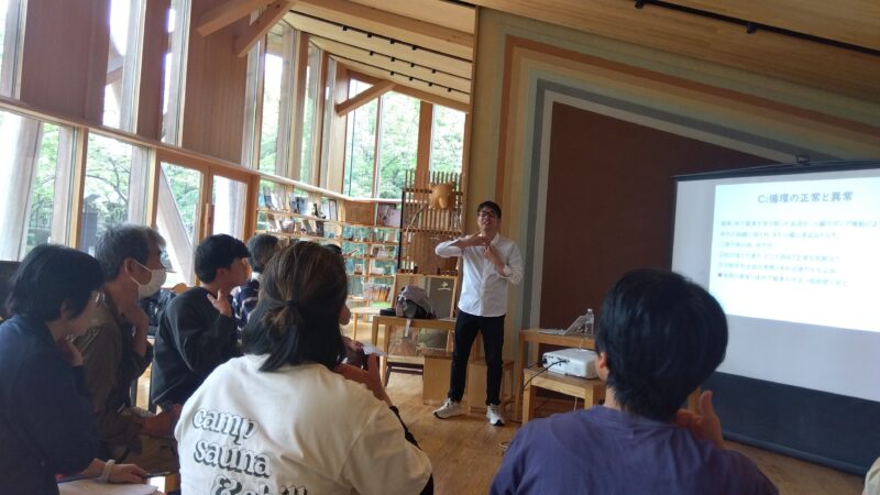 頸動脈で脈を診る