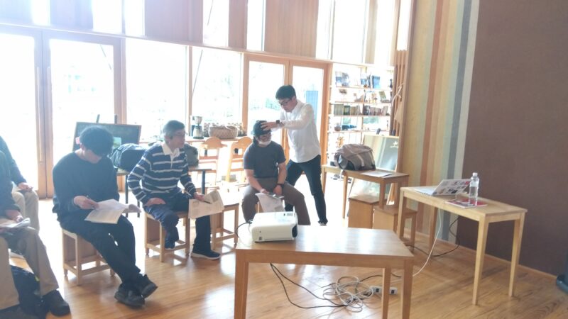 頭部の止血を実演