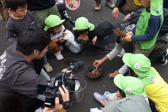 ケリーケトルの焚き台に燃料材を入れる子どもたち