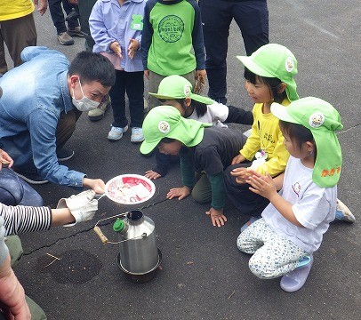 ポップコーノ出来上がりを待つ子どもたち