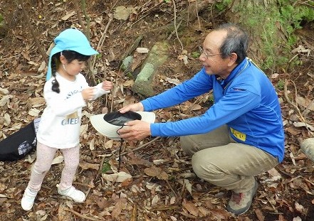葉っぱの乗車券を受け取る高橋さん