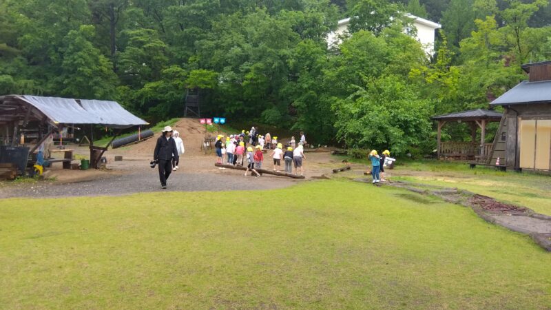 フライングで遊びだした子どもたち