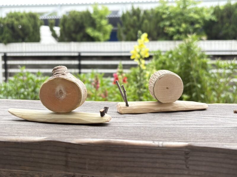 木の枝からナイフワークで作ったかたつむり