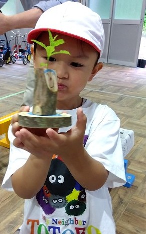 自慢のモクミン作品を見せてくれた園児さん
