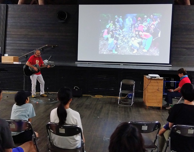 オリジナル曲「子どもたちよ」を熱唱する杉山さん