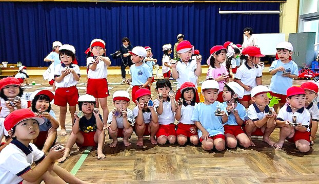完成したモクミンを見せてくれた年中さん
