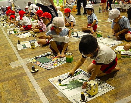次から次に葉を選んで叩く園児さん