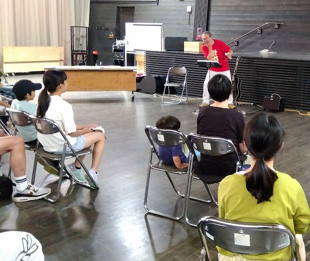 いろんな道具で、いろんなおならを再現する杉山さん