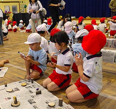 モクミンづくりに没頭する園児さん