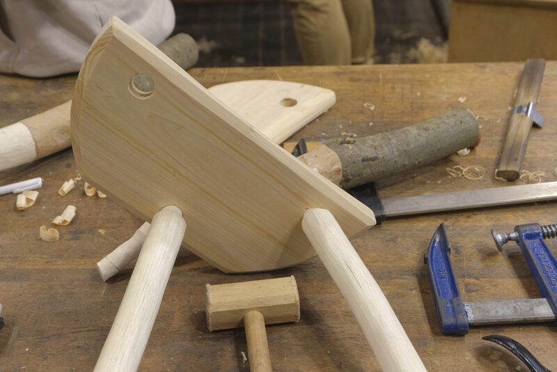 鉋(かんな)や彫刻刀などの手工具を使って、スツールを作り上げます
