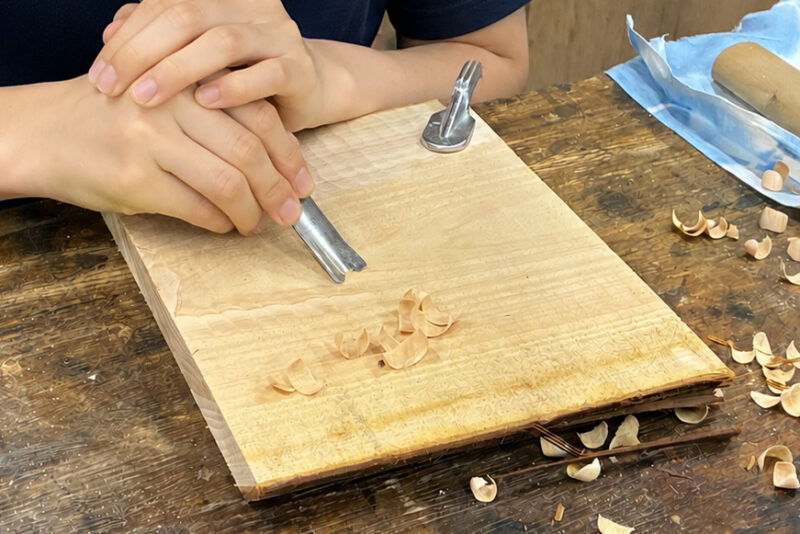 木の板を彫刻してお皿を作ります