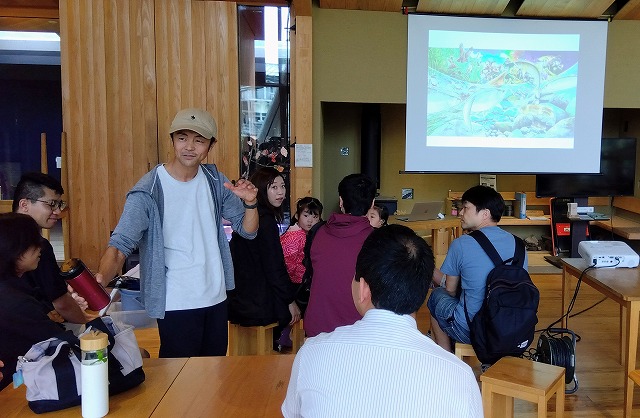 参加者に意見を聞く平工さん