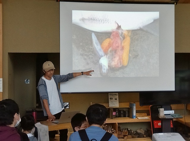 オイカワの浮袋について説明をする平工さん