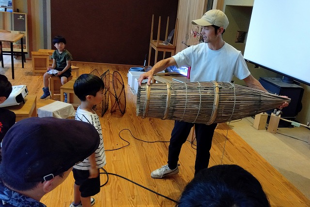 ウエについて説明する平工さん