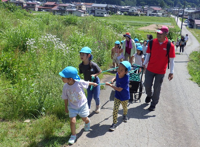 御旅所の下に到着した園児たち