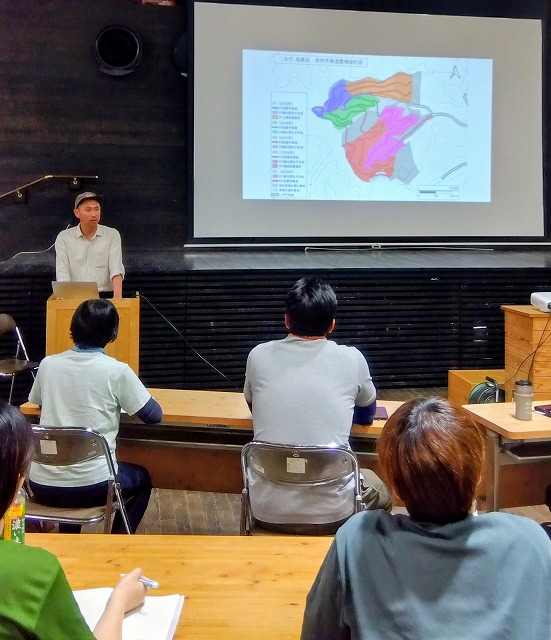自社有林の森林管理について語る青木さん