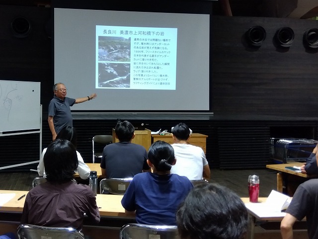 美濃市上河和でのカヤック事故を説明する北川さん