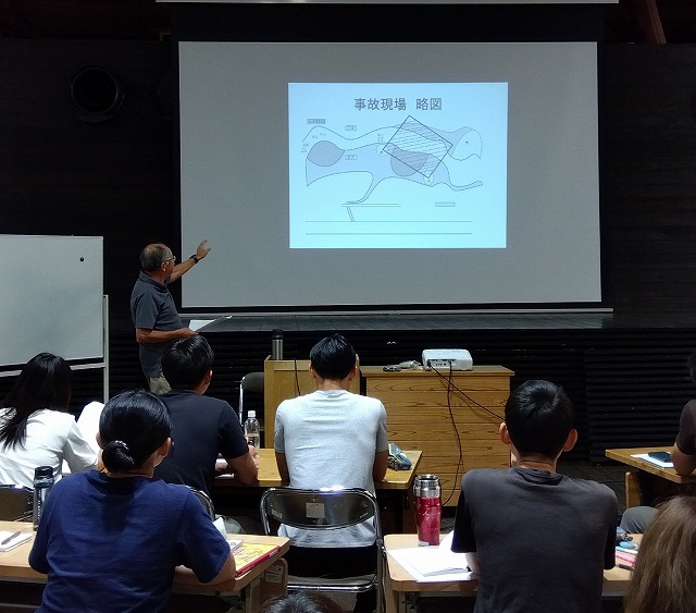 事故現場の位置図を説明する北川さん