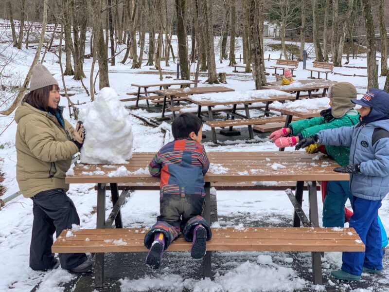 雪の中、活動する小玉さん（左端）