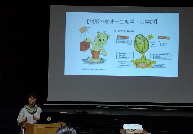 ドイツのクラウスマテック博士の図を参考に力学を説明する三戸さん