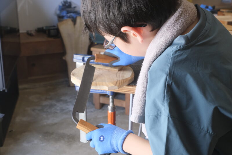 お皿の外形を銑(せん)で削る作業