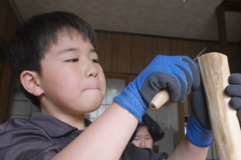 作業に没頭していると、いつしか真剣な表情に