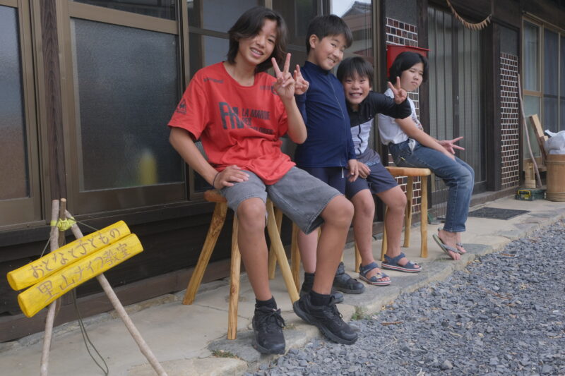完成した椅子に座って記念写真