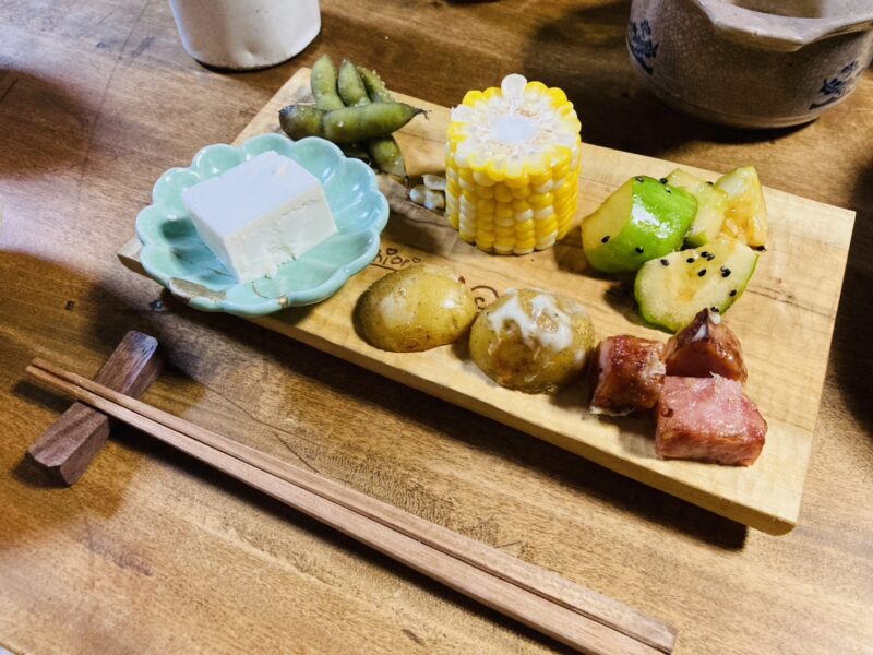 作ったお皿とお箸を使っている写真を送ってもらいました
