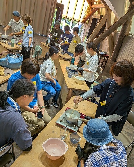 各自でわらび餅を作ってみる参加者