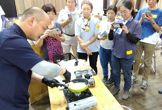 飛騨産本わらび粉の調理法を説明する前原さん