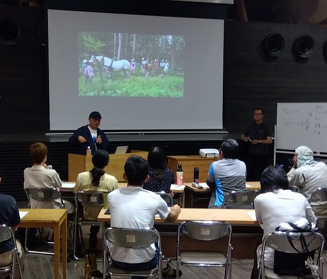「蓄養」とはどういう意味かを説明する宮本さん