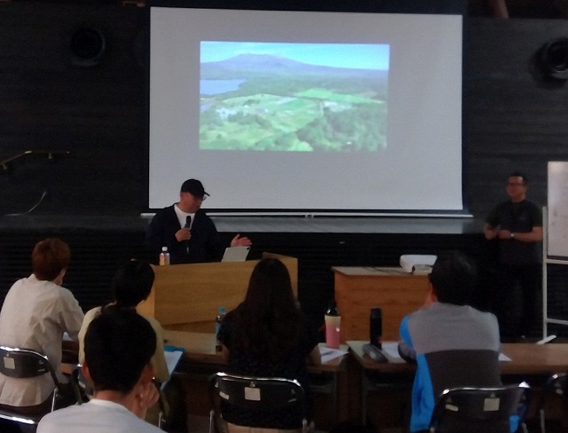譲り受けた広大な土地について話す宮本さん