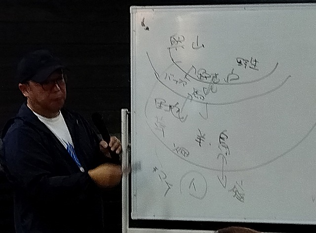 家畜を利用したバッファーについて説明する宮本さん