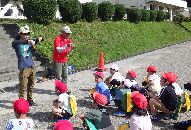 まず葉っぱ3枚を集めることの説明を聞く生徒さん
