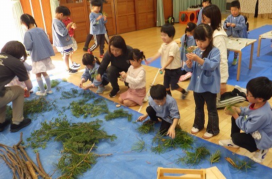 枝葉材料を探す園児さん