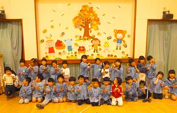 「モクミン」を手に全員で記念撮影